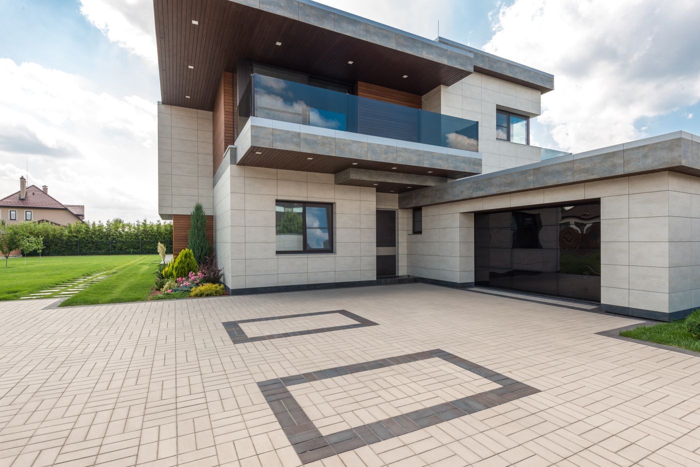 Moderne woning met opritstenen en een gazon